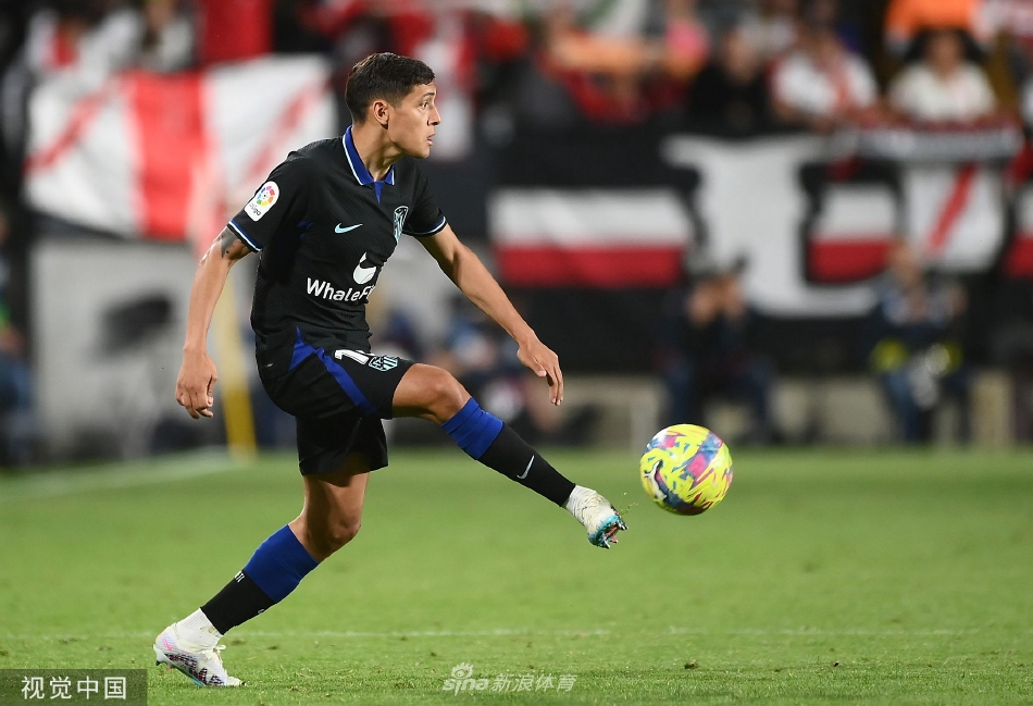 主帅西蒙尼激情指挥：在场边紧握双拳，目光如炬，向场上队员大声呼喊，传递着永不放弃的铁血斗志。