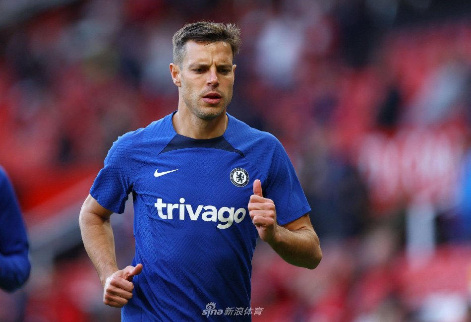 阿斯皮利奎塔佩戴切尔西队长袖标，在赛前通道内神情坚毅地凝视前方，准备带领球队踏入战场。