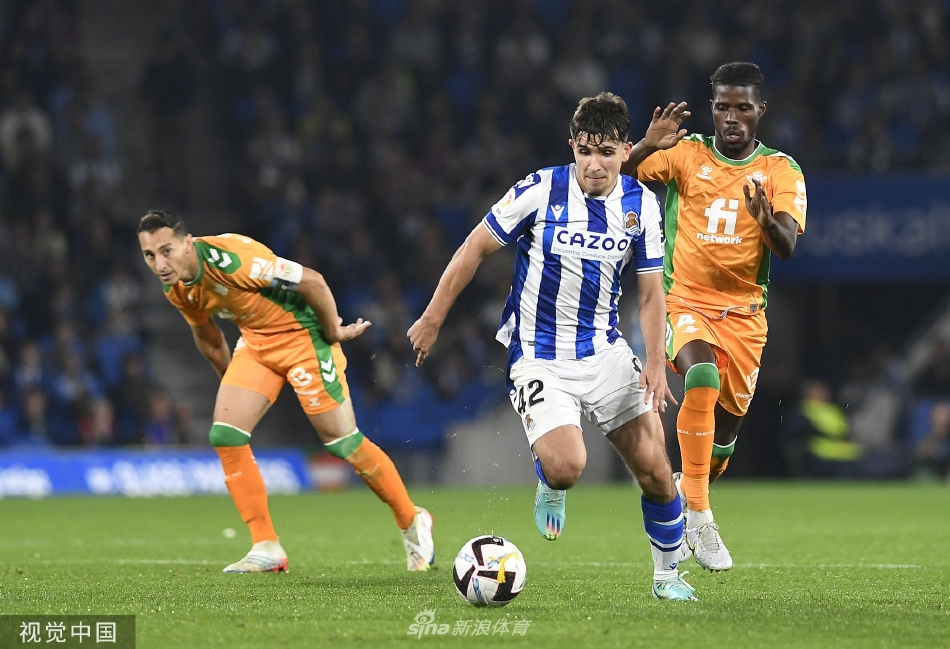 贝蒂斯后卫飞身滑铲拦截，草屑飞扬，动作迅猛而精准，彻底破坏了主队的一次威胁进攻