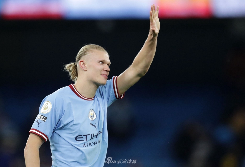 阿克头球一锤定音，曼城众将激情相拥庆祝打破僵局