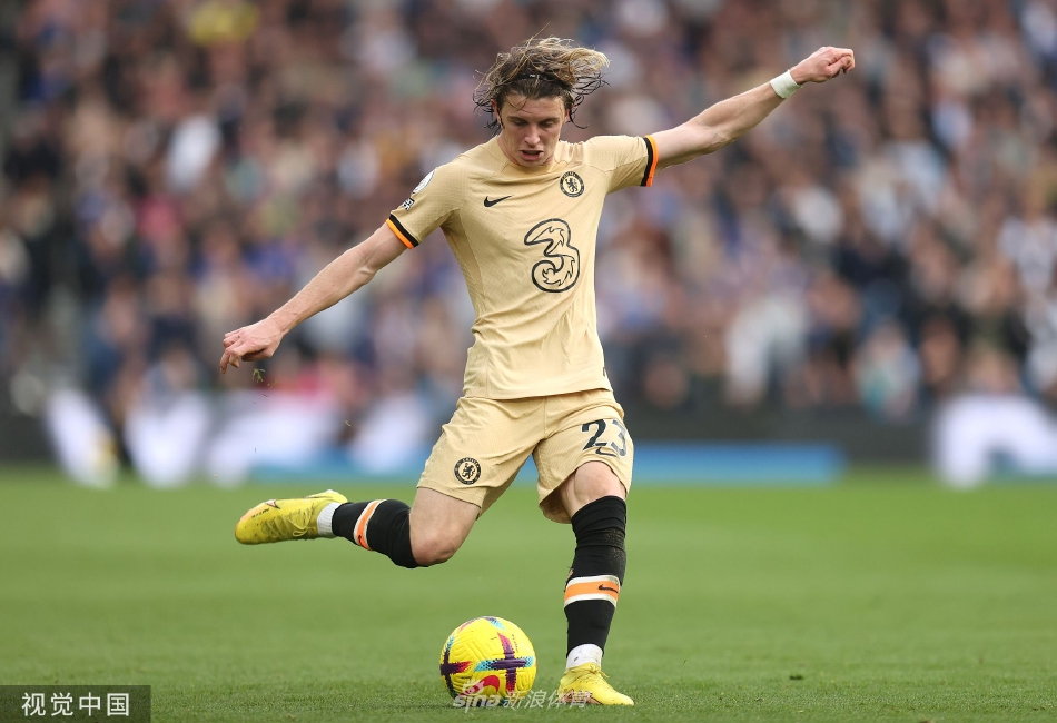 布莱顿球员格罗斯打入第四球后张开双臂狂奔，彻底点燃主场