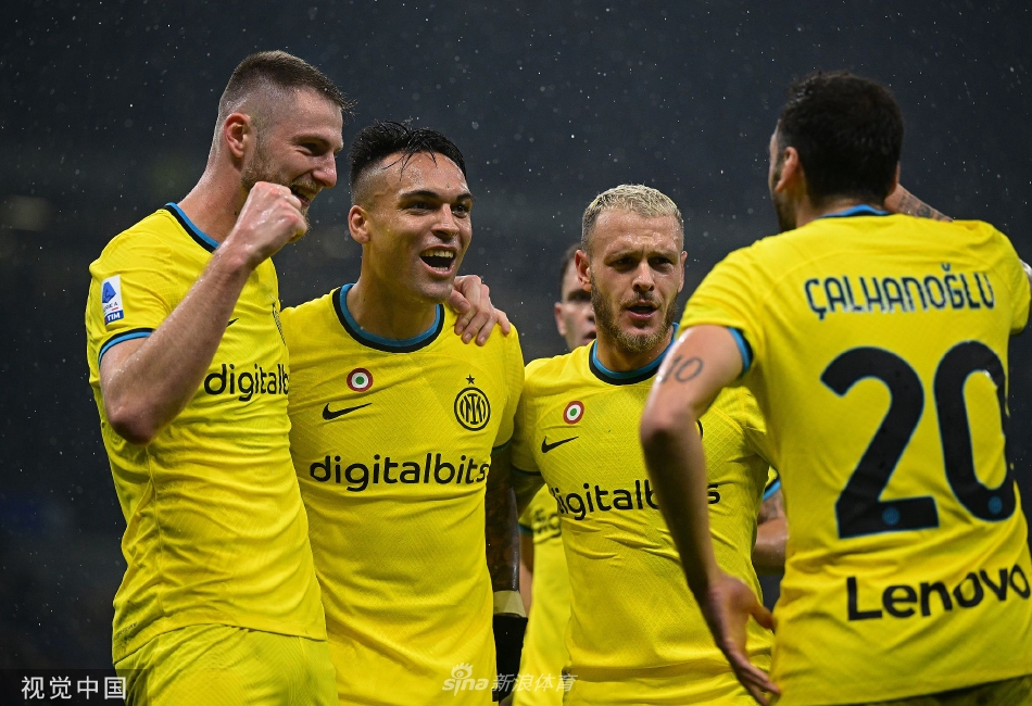 小因扎吉在场边紧握双拳激情指挥，他的眼神专注而坚定，身后是沸腾的替补席，这一刻他是蓝黑军团这艘战舰的绝对舵手。