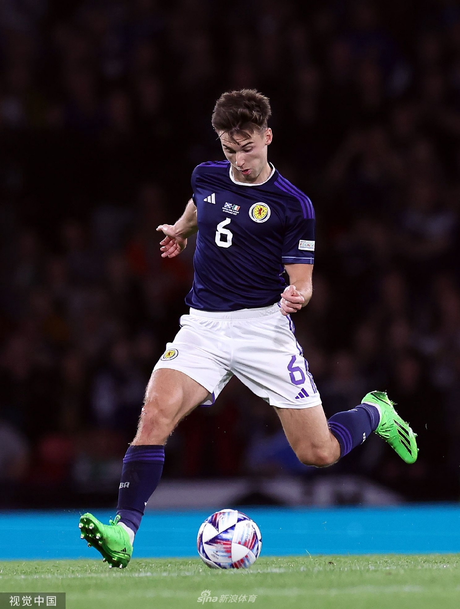 苏格兰队长与爱尔兰核心球员在中场激烈拼抢，双方寸土不让，球鞋草屑齐飞