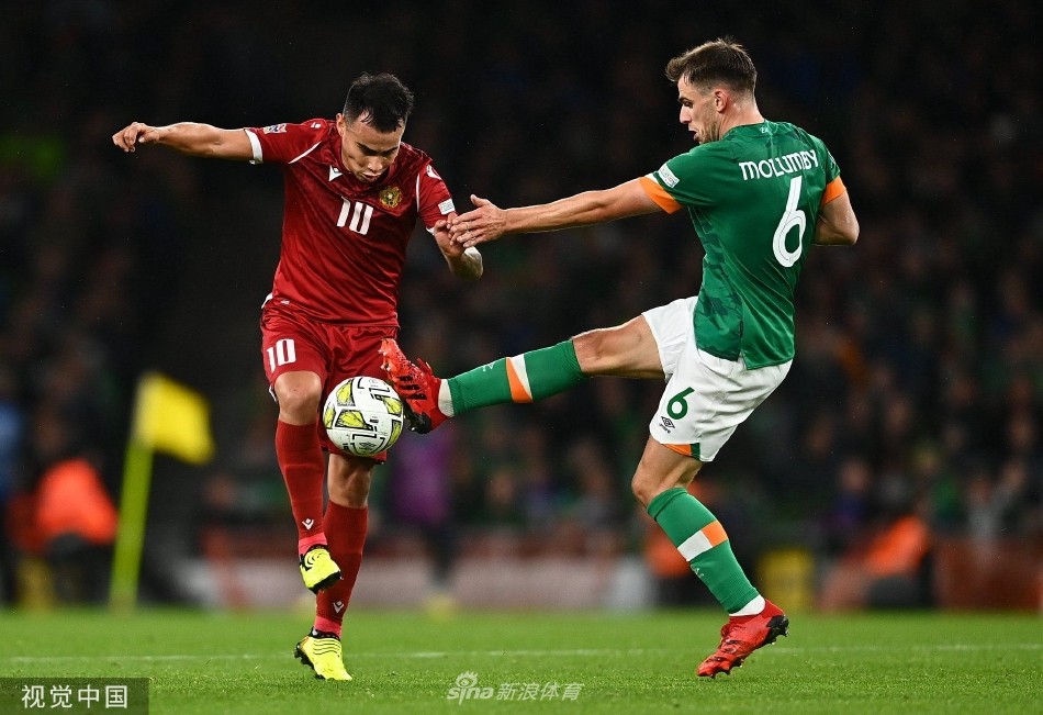 罗比·布雷迪主罚点球前深吸一口气，全神贯注地凝视着球门，准备完成这记至关重要的射门。