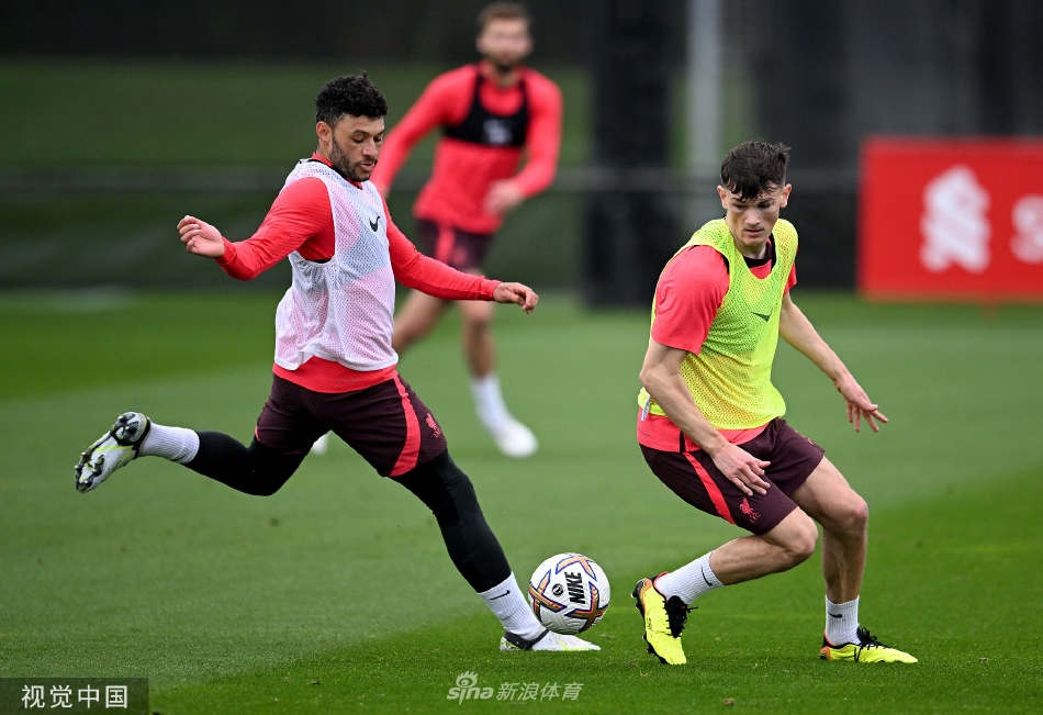 萨拉赫在训练中带球快速突破，步伐灵动，防守球员紧随其后，形成一幅动态的速度对决画面