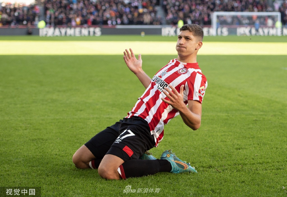 布伦特福德球员庆祝反超比分，全队围拢在一起激情呐喊，团队凝聚力十足