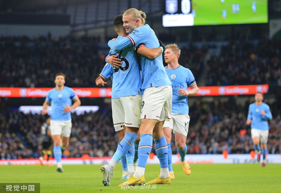 京多安破门后滑跪庆祝，脸上写满释放与喜悦，马赫雷斯在一旁指向他，仿佛在称赞这次完美的配合。