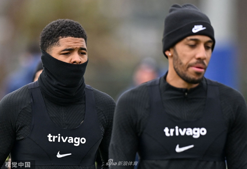 两名切尔西球员在训练中进行一对一对抗，肌肉紧绷，互不相让，展现了高强度的竞技状态。