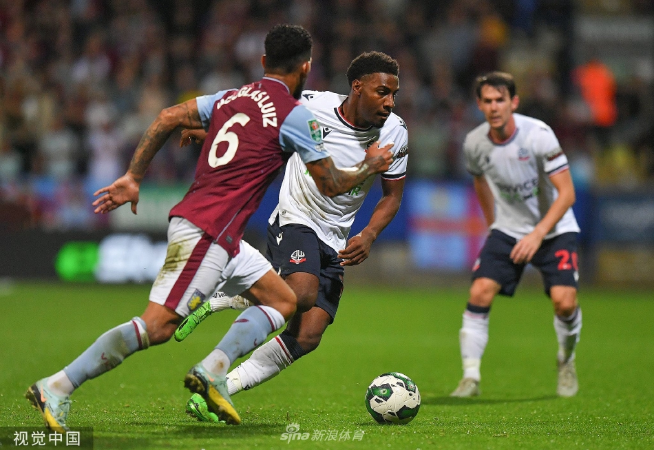 阿斯顿维拉后卫卢卡斯·迪涅在打入球队第三球后，紧握双拳仰天怒吼，尽释压力，不远处身穿白衣的博尔顿球员则神情落寞。