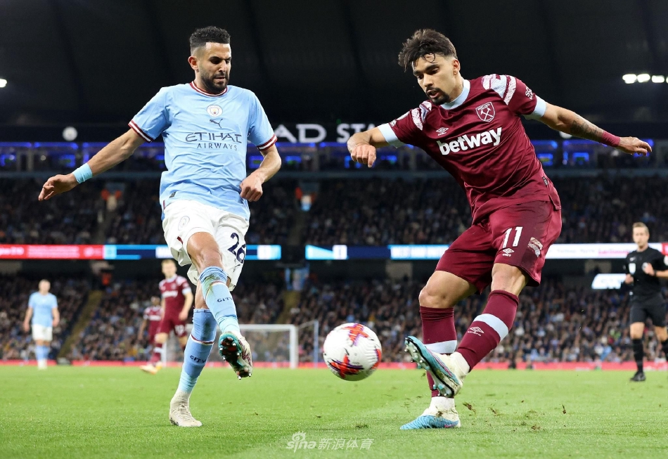 哈兰德挑射破纪录瞬间，皮球优雅划过门将坠入网窝