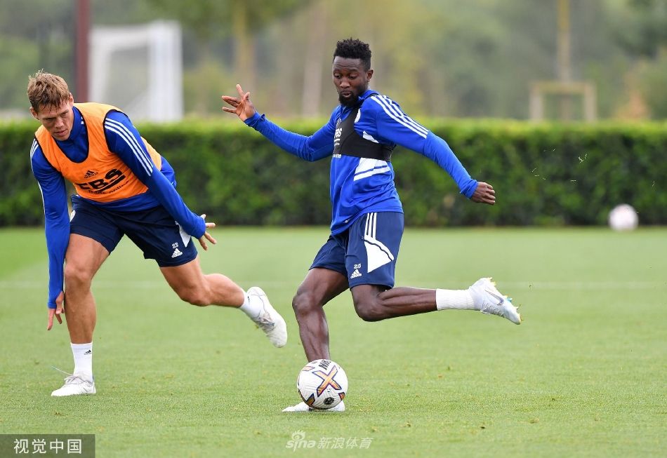 全队围成一圈进行高强度抢圈训练，皮球在队员们脚下快速转移，笑声与呼喊声交织。