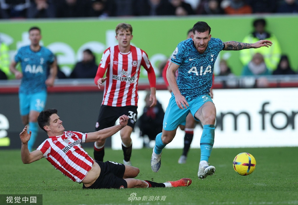 热刺球员打入绝平球后狂奔庆祝，背景中布伦特福德球员则显得失望不已