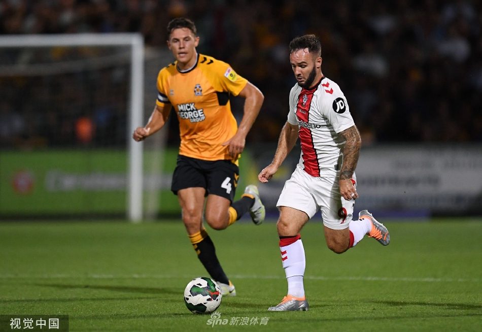 南安普敦球员在中场进行流畅的传切配合，两名球员面对剑桥联队员的贴身逼抢，利用一脚出球从容摆脱，体现了球队出色的整体战术素养。