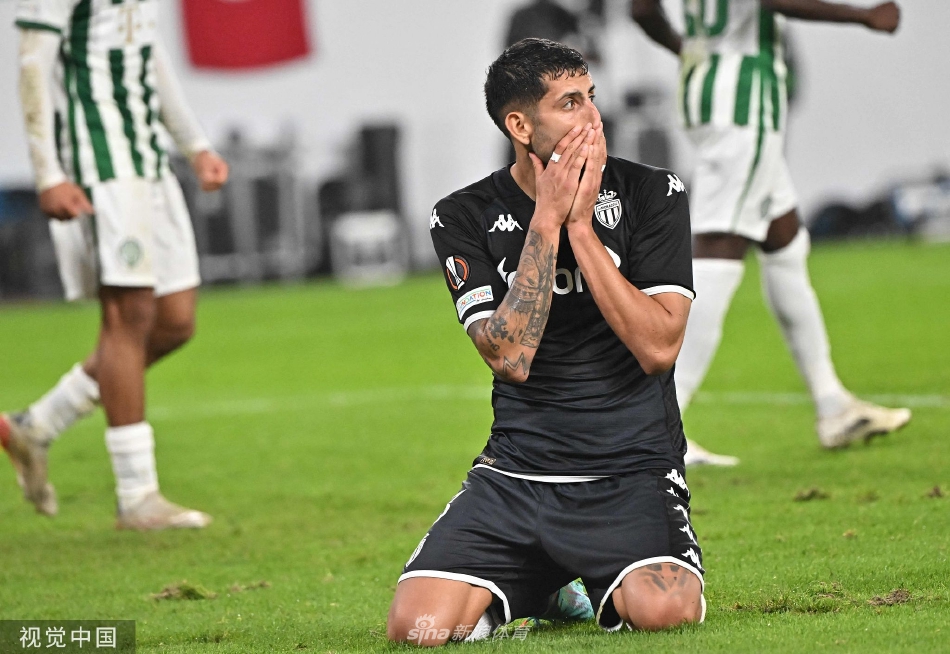 比赛最后时刻，摩纳哥中场球员卢卡斯在禁区外迎球怒射，皮球划出一道弧线直奔球门，费伦茨瓦罗斯门将迪布什飞身侧扑，神情专注。