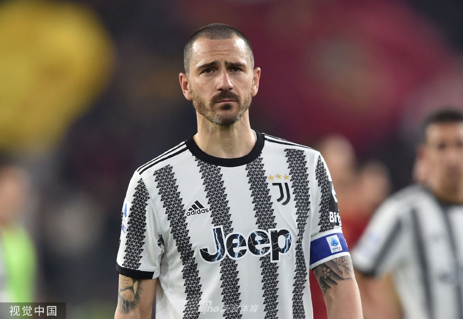 尤文图斯球员拉比奥特力压罗马后卫头球攻门，皮球如炮弹般飞向死角，门将帕特里西奥做出极限扑救。