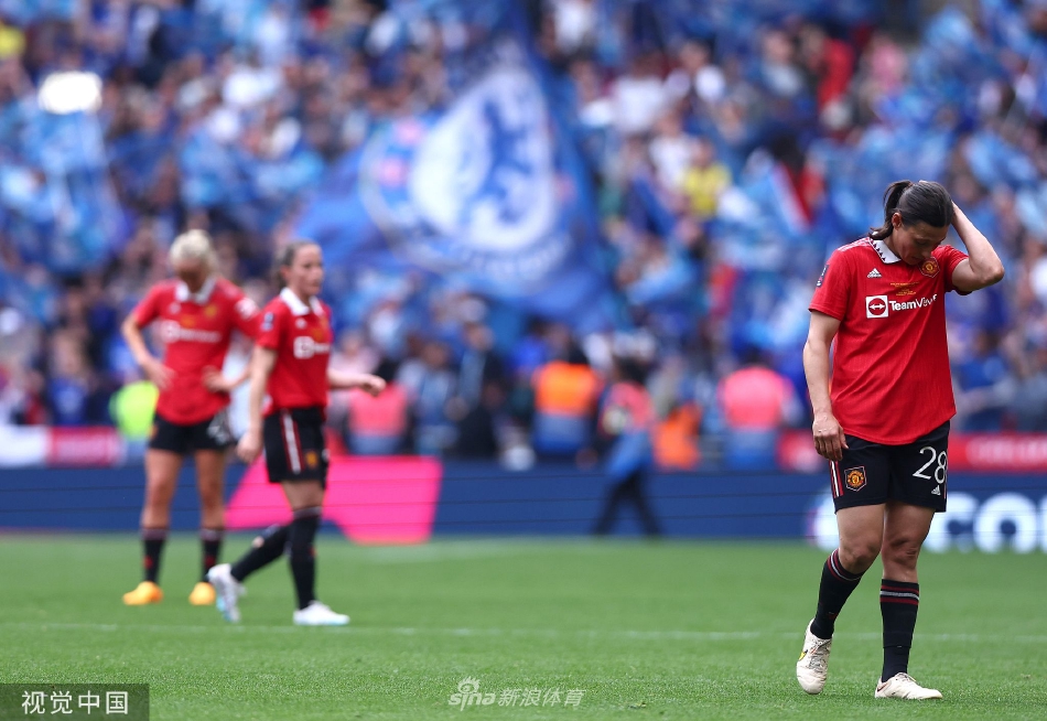 切尔西门将安-卡特琳·伯格在比赛最后时刻做出关键扑救，飞身将曼联的威胁射门挡出底线，力保球门不失。