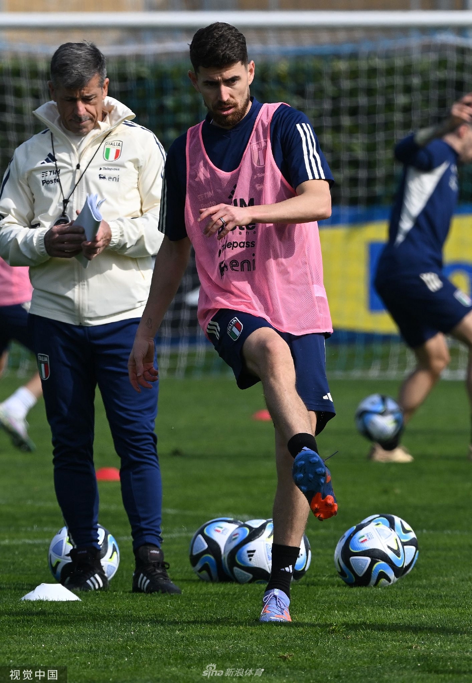 球员们围成一圈进行拉伸训练，彼此搭着肩膀，展现出紧密的团队凝聚力与轻松备战的笑容。