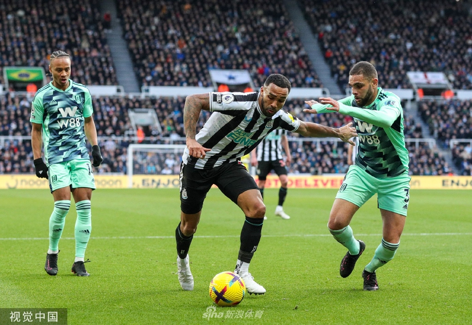 乔林顿与富勒姆中场帕利尼亚中场激烈拼抢，肌肉碰撞火星四溅，两人寸土不让争夺球权，展现英超高强度对抗。