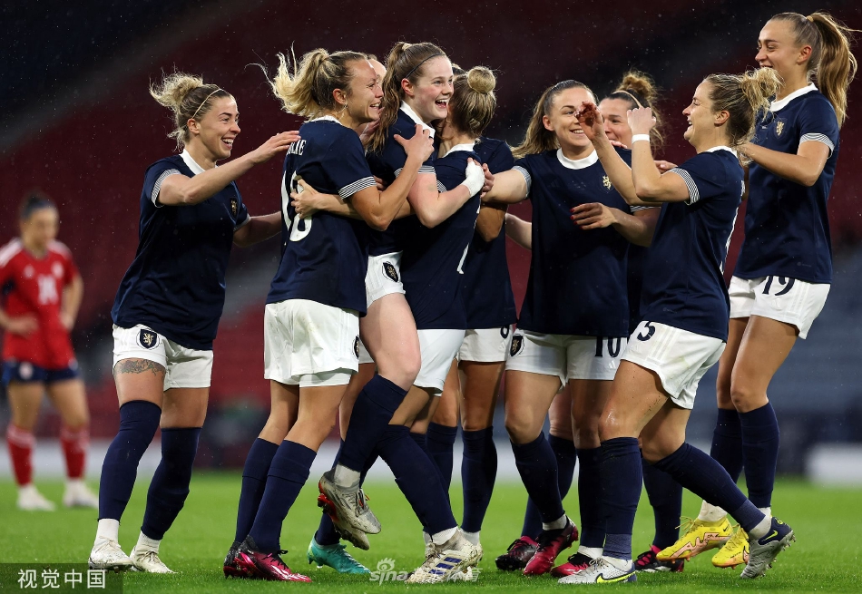 汉普顿公园球场灯光璀璨，苏格兰女足与哥斯达黎加女足在赛前列队，气氛庄严而热烈。