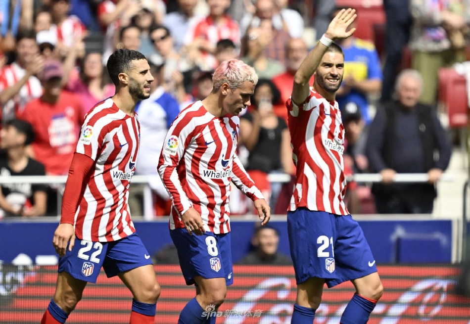 奥萨苏纳门将飞身扑救，但指尖仍未能阻止皮球窜入死角