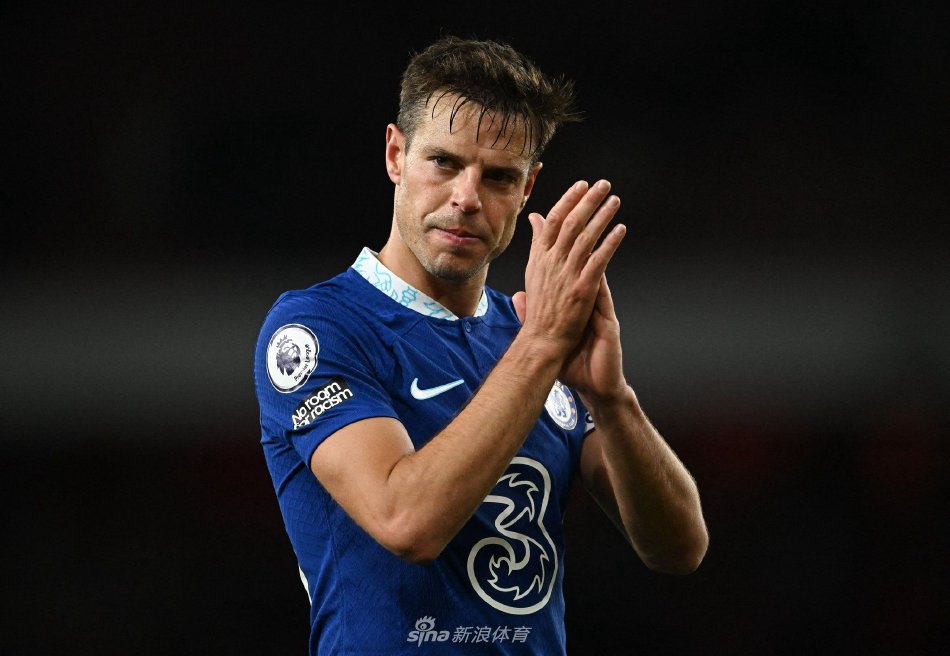 阿斯皮利奎塔在球场上高高举起欧冠冠军奖杯，那一刻他是蓝军最骄傲的船长，周围是狂欢的队友与漫天飞舞的蓝色彩带。