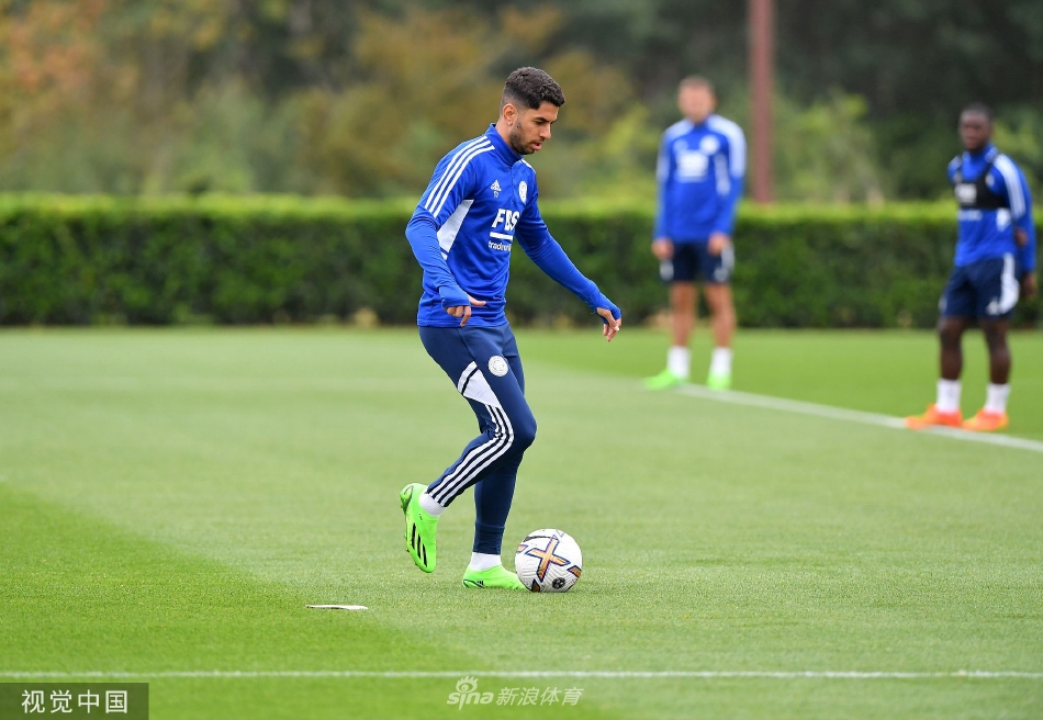 训练结束后，杰米·瓦尔迪与年轻球员亲切交谈，分享经验，传承着球队的拼搏精神。