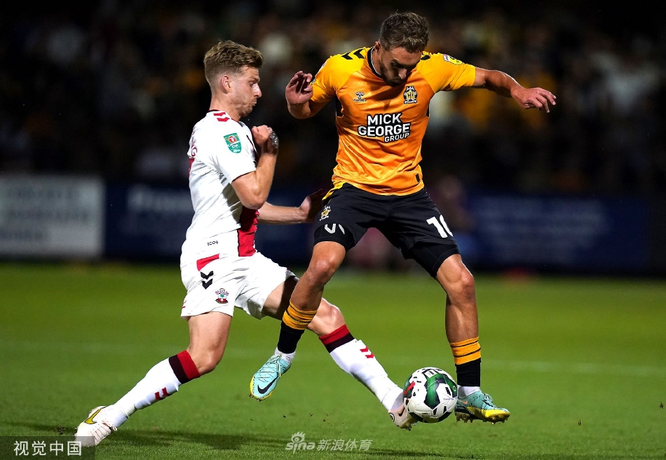 比赛结束后，南安普敦球员们列队向远道而来的客队球迷看台鼓掌致谢，球迷们挥舞围巾热情回应，胜利的喜悦与远征的支持在夜色中交融。