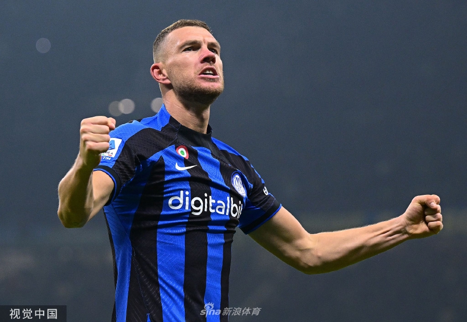 比赛结束后，国际米兰全队紧紧相拥在球场中圈，他们手指天空，脸上写满了激动与释放。背景中隐约可见大片失望的那不勒斯球迷，衬托出这场胜利的来之不易与珍贵。