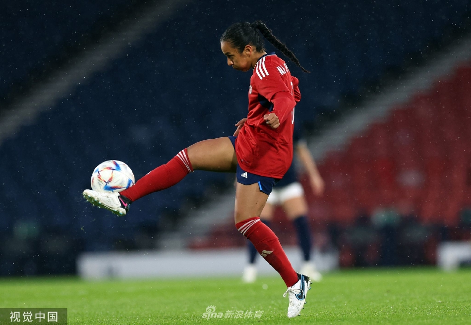 比赛结束后，双方球员相互致意，苏格兰球员与哥斯达黎加球员握手拥抱，体现了友谊赛的交流与体育精神。