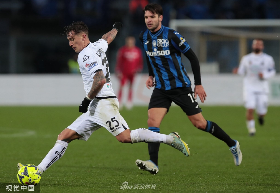 亚特兰大门将飞身侧扑，单掌将对手一记势在必得的射门托出横梁，动作舒展如雄鹰展翅