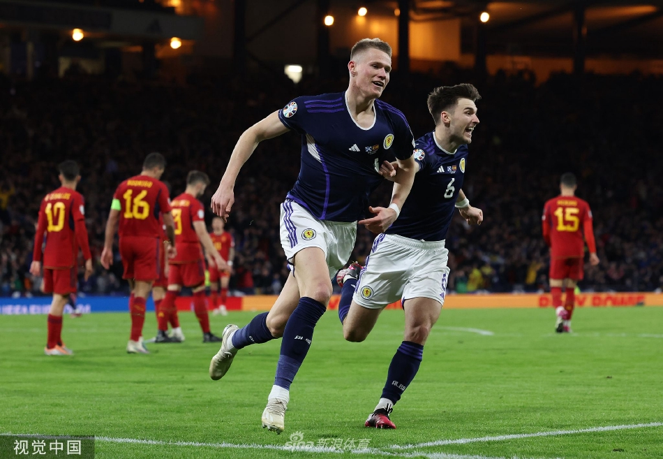 麦克托米奈激情庆祝首开纪录，张开双臂接受主场球迷山呼海啸般的欢呼。