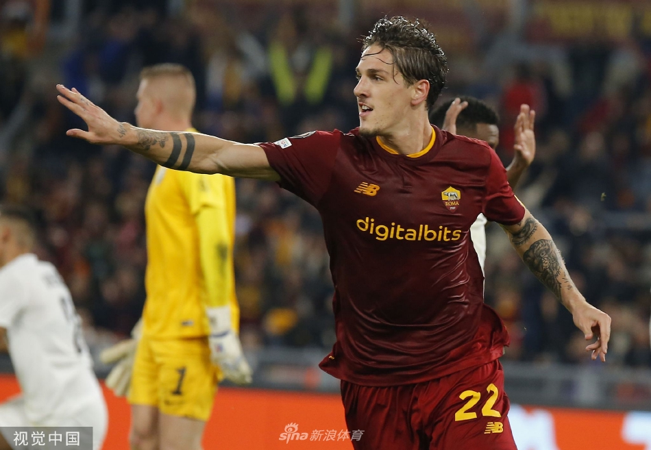 罗马队长佩莱格里尼主罚点球瞬间，目光坚定，全场寂静等待这决定命运的一击。