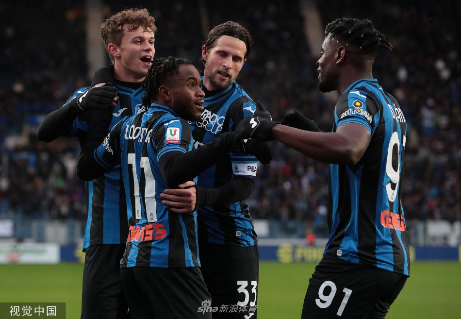 亚特兰大前锋在对方禁区前灵动转身，防守球员被晃开身位，球场灯光照亮了他冷静专注的面容