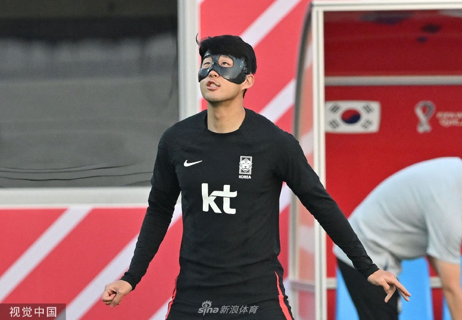 在卡塔尔多哈阿尔埃格拉训练场，韩国队球员们迎着烈日进行高强度跑动训练，汗水浸湿了球衣，每个人脸上都写满了专注。