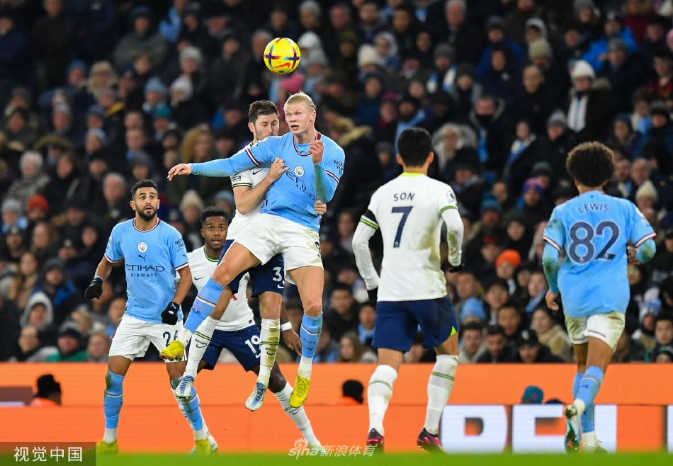 阿尔及利亚球星马赫雷斯带球突破，热刺后卫在他身后紧追不舍却难以阻拦，展现了他出色的个人突破能力。