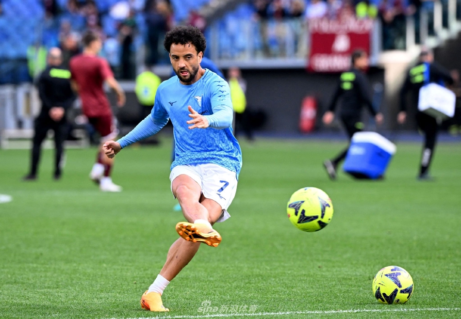 都灵门将万贾·米林科维奇-萨维奇在开场不久后做出关键扑救，飞身将拉齐奥球员扎卡尼近在咫尺的头球攻门拒之门外。