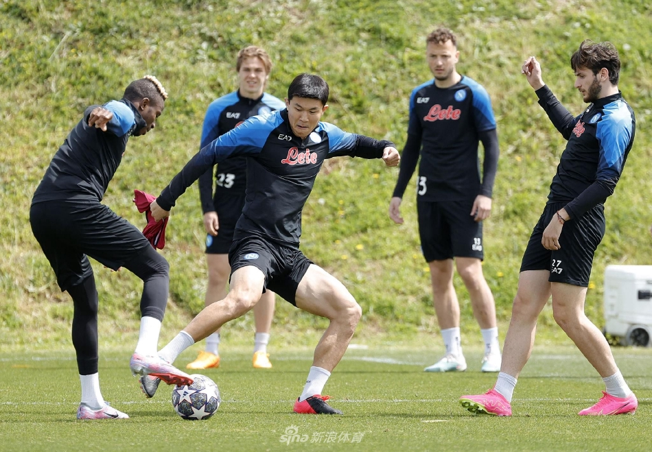 球员们在绿茵场上进行高强度的分组对抗演练，奔跑与拼抢的身影展现出对胜利的极度渴望。