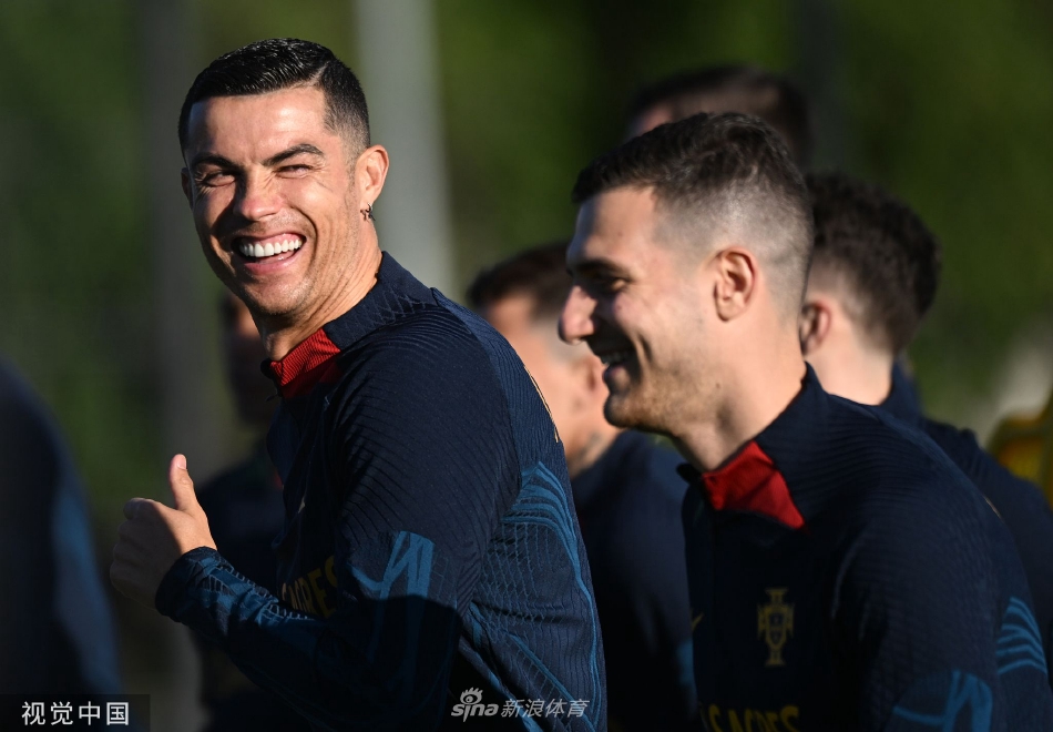 葡萄牙全队围成一圈聆听主帅马丁内斯战术部署，神情专注