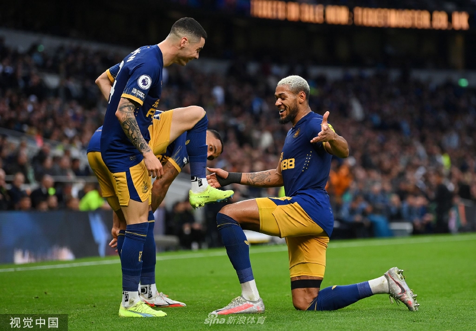 热刺主帅孔蒂在场边神情严肃，双臂交叉，凝望着赛场，思考着球队的困境与调整