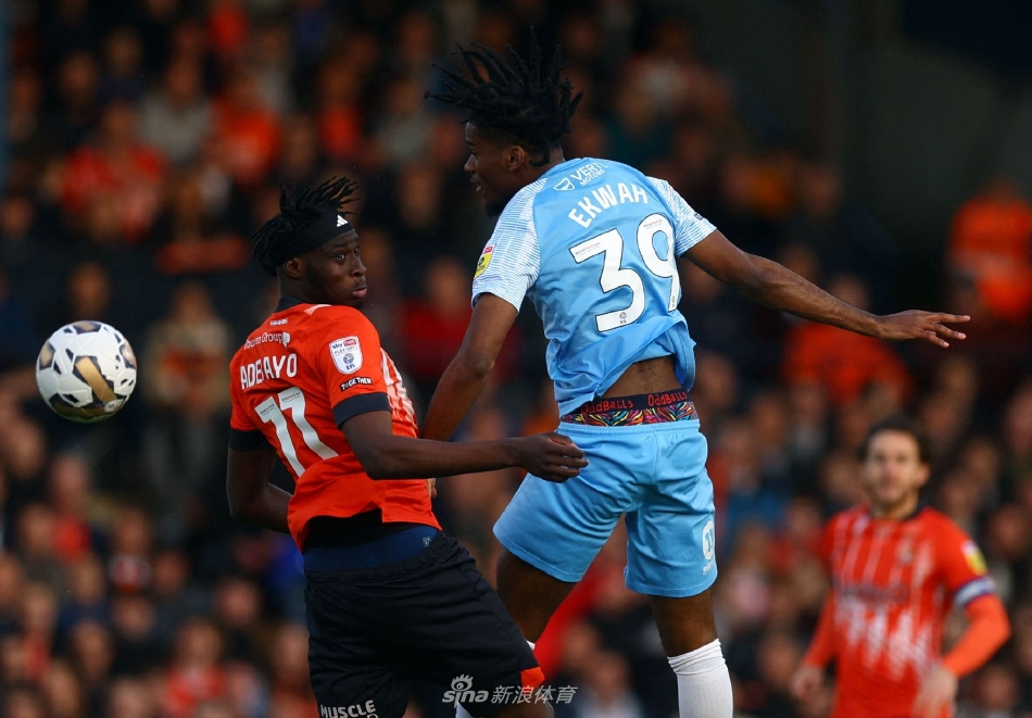 卢顿后卫奥肖在角球进攻中机敏抢点破门瞬间，对方门将扑救不及，皮球已滚入网窝。