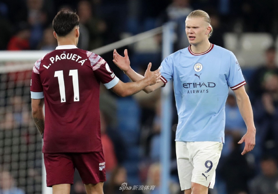 瓜迪奥拉场边指挥若定，与教练组庆祝球队锁定胜局