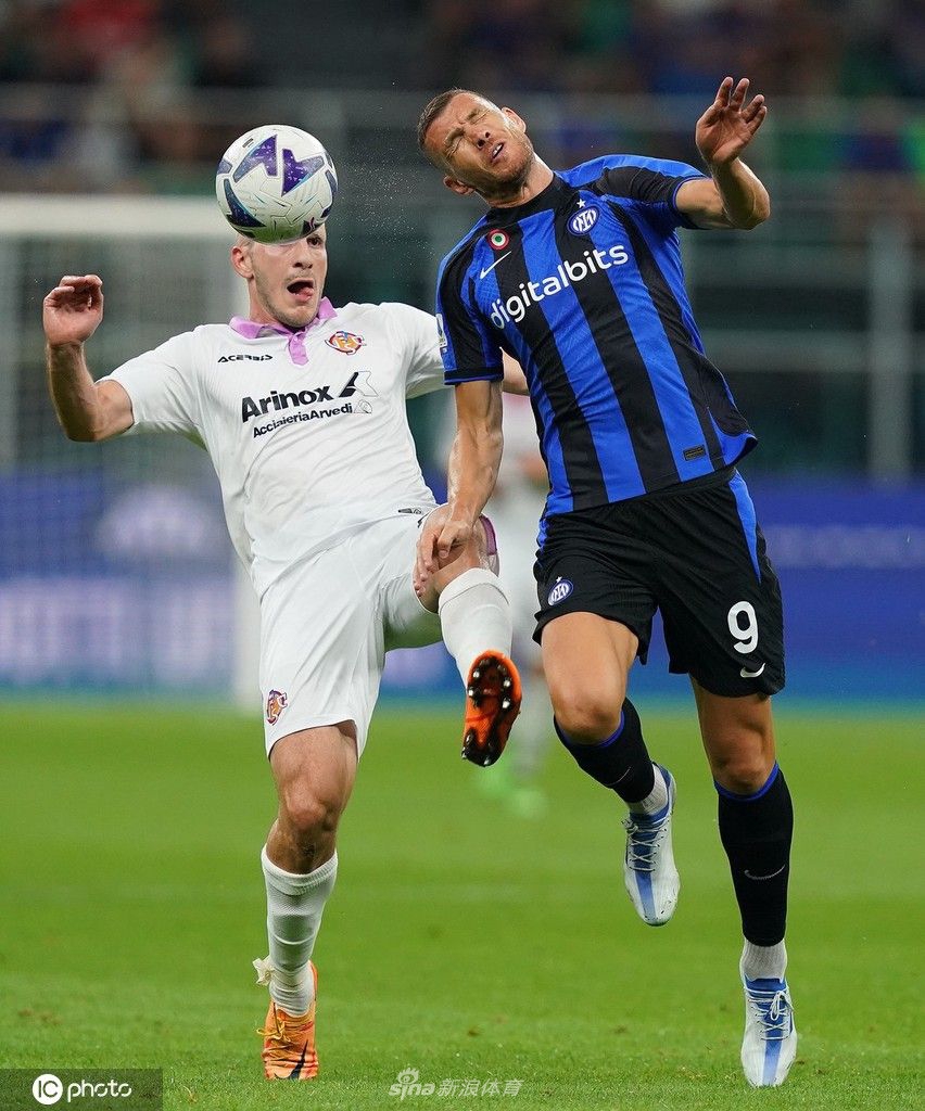 科雷亚带球犀利突破，如一道蓝色闪电撕开对手防线