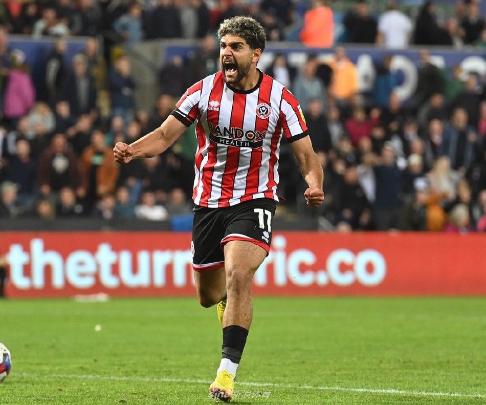 谢菲尔德联后卫高高跃起，力压斯旺西进攻队员，将极具威胁的传中球头球解围出危险区域。