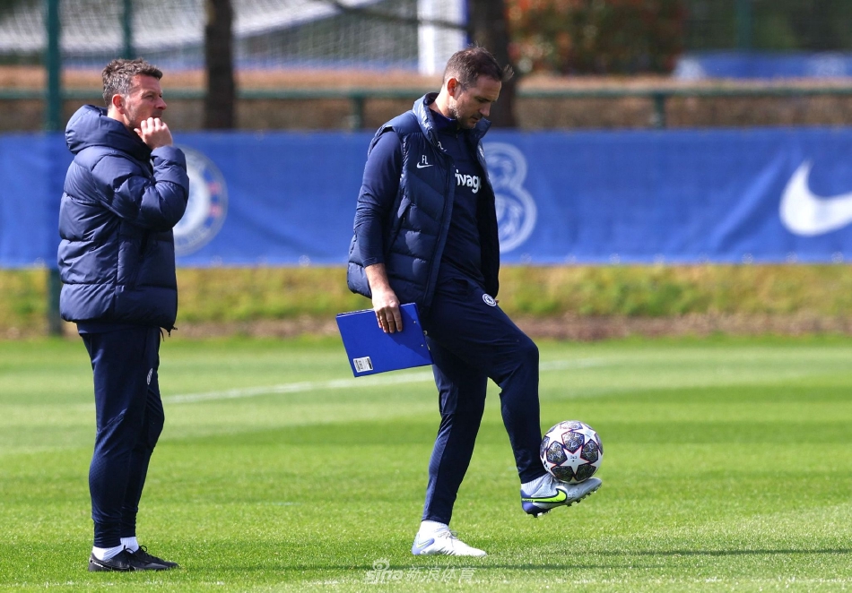 切尔西中场核心在空旷的训练场上独自进行带球训练，夕阳将他的身影拉长，专注的神情仿佛世界只剩下他与脚下的足球。