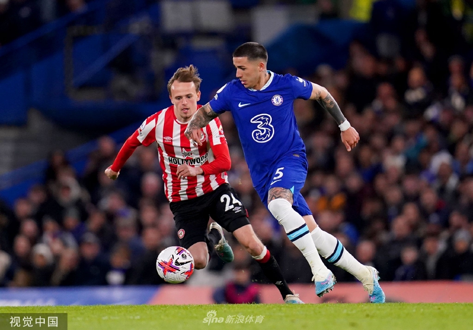 切尔西主教练站在场边，双手插兜眉头紧锁，凝望着赛场，思考着如何破解对手的铁桶阵。