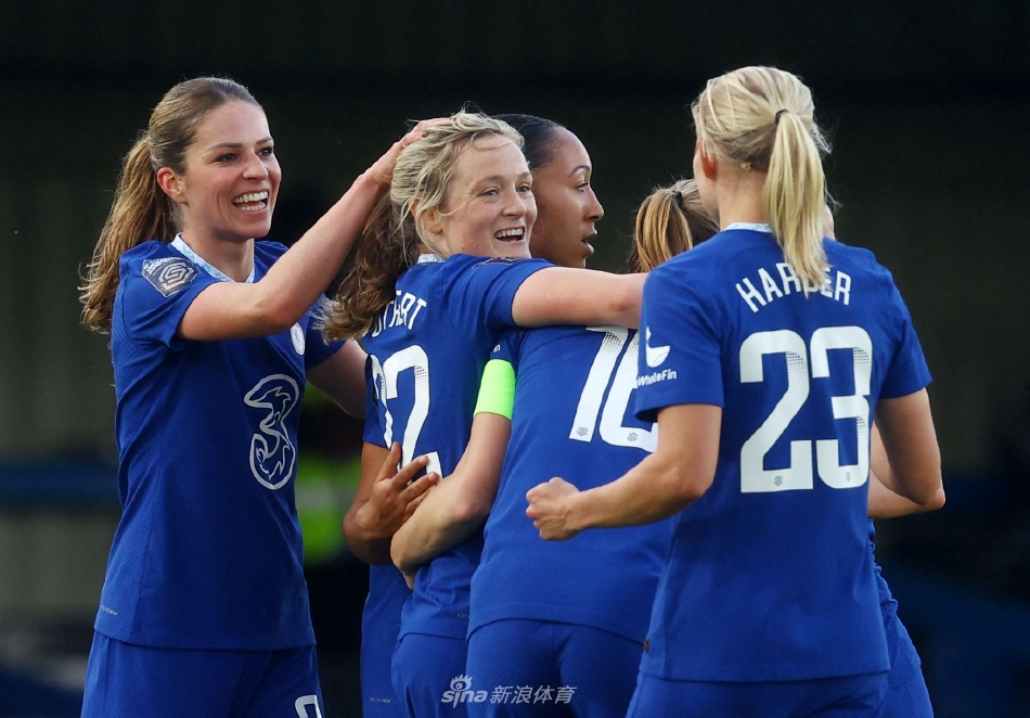 切尔西前锋萨姆·科尔在进球后张开双臂，面向看台尽情欢呼，身后是激动奔跑而来的队友，整个球场陷入沸腾的蓝色海洋。