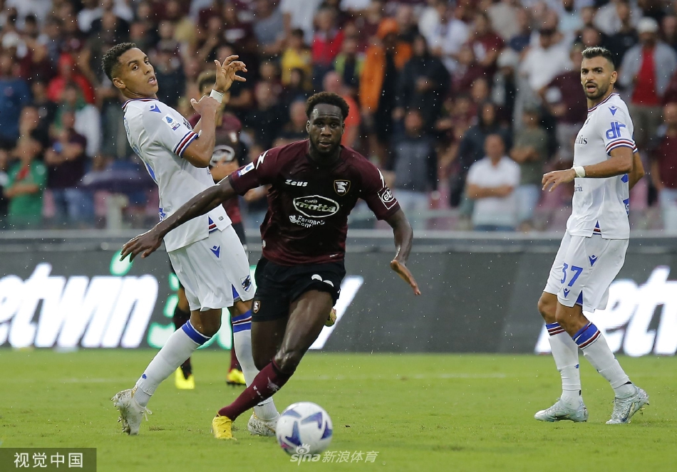 萨勒尼塔纳球员在中场核心区域完成一次干净利落的抢断，防守球员出脚瞬间足球即将被截获。