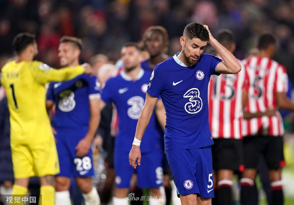 切尔西门将凯帕飞身跃起，单掌将伊万·托尼近在咫尺的头球攻门奋力托出横梁。