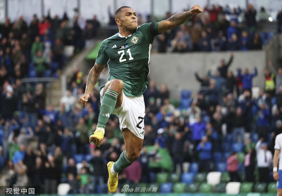 北爱尔兰绝杀进球瞬间，多名球员在科索沃禁区内跃起争顶，门将试图扑救，画面充满了动感与张力。