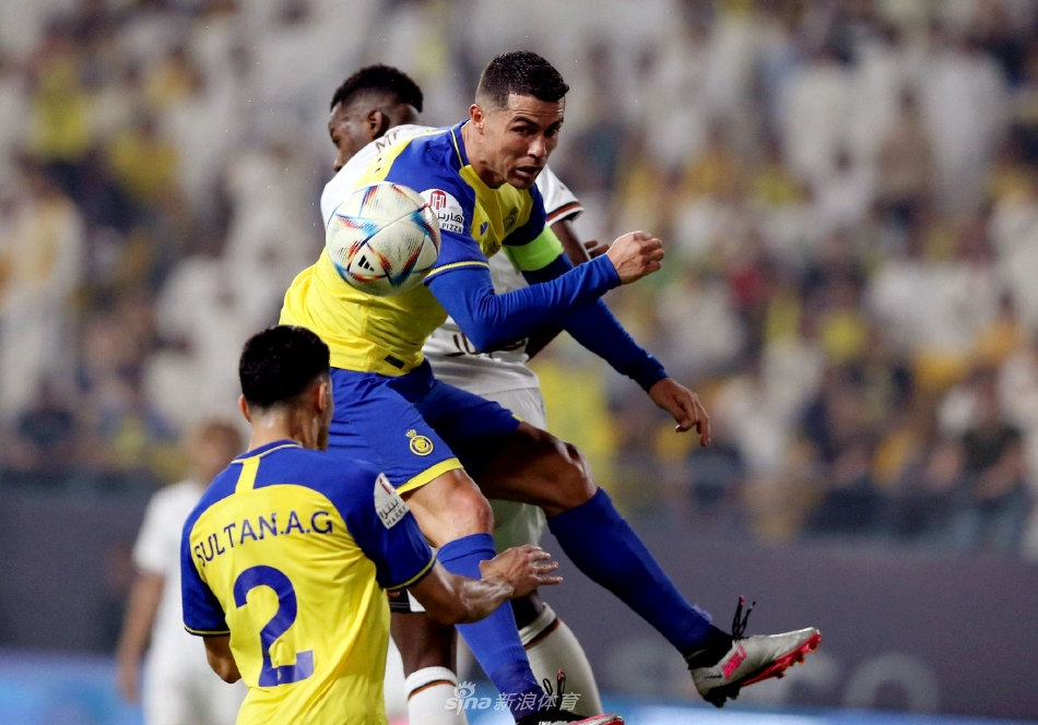 比赛激烈对抗的另一个镜头，利雅得青年队球员试图突破利雅得胜利的防线，双方攻防转换速度极快，场面扣人心弦。